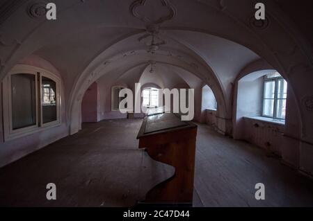 Altes verlassene Zimmer mit Fenstern im Palast Stockfoto