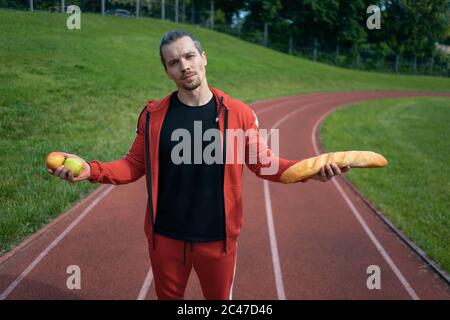 Personal Trainer helfen, wählen Sie gesunde Ernährung Lebensmittel Stockfoto