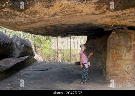 Phu Phra bat Park, ungewöhnliche Felsformationen durch Erosion gebildet angenommen buddhistischen Schrein großen Felsbrocken von Stein unterstützt unterstützt Figur im Bild Stockfoto