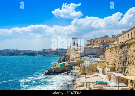 Landschaft des alten Valletta und Belagerungsglocke Kriegsdenkmal auf der St. Christopher Bastion, Malta Stockfoto