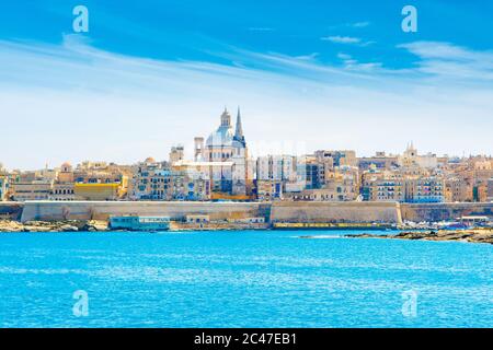 Schöne Landschaft mit Panoramablick auf die Valletta - Hauptstadt von Malta mit alten traditionellen Gebäuden und St. Pauls Kathedrale Stockfoto