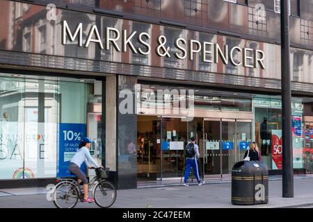 Der Flagship-Store des berühmten britischen multinationalen Lebensmittel- und Bekleidungshändlers Marks and Spencer in der London Oxford Street. Stockfoto