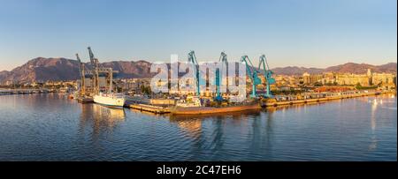 Große Hafen Cargo Kräne in Palermo, Italien in einem schönen Sommertag Stockfoto