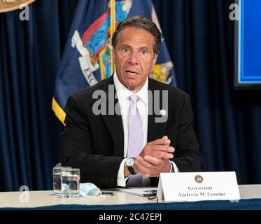 New Yrok, NY - 24. Juni 2020: Gouverneur Andrew Cuomo gibt eine Ankündigung ab und hält Medienbesprechungen im Büro der 3rd Avenue ab Stockfoto