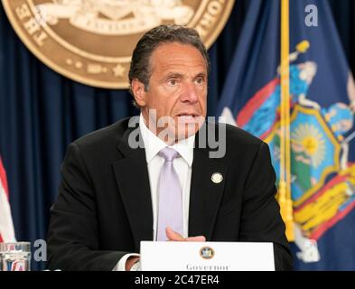 New Yrok, NY - 24. Juni 2020: Gouverneur Andrew Cuomo gibt eine Ankündigung ab und hält Medienbesprechungen im Büro der 3rd Avenue ab Stockfoto