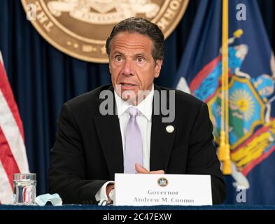 New Yrok, NY - 24. Juni 2020: Gouverneur Andrew Cuomo gibt eine Ankündigung ab und hält Medienbesprechungen im Büro der 3rd Avenue ab Stockfoto