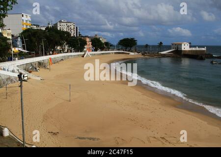 Salvador, Brasilien. Juni 2020. Geschlossener und leerer Strand in Salvador, Bahia. Auf dem Foto, Porto da Barra, mitten in einer Pandemie. Kredit: Mauro Akiin Nassor/FotoArena/Alamy Live Nachrichten Stockfoto