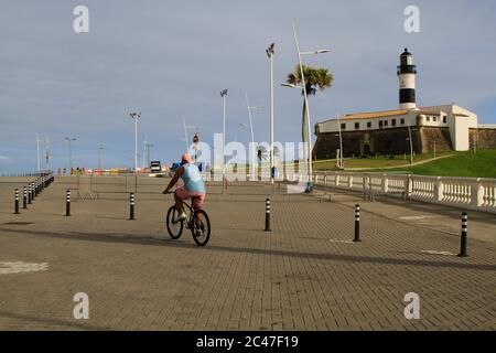 Salvador, Brasilien. Juni 2020. Geschlossener und leerer Strand in Salvador, Bahia. Auf dem Foto, ein Radfahrer vorbei Farol da Barra, mitten in einer Pandemie. Kredit: Mauro Akiin Nassor/FotoArena/Alamy Live Nachrichten Stockfoto