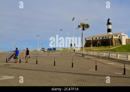 Salvador, Brasilien. Juni 2020. Geschlossener und leerer Strand in Salvador, Bahia. Auf dem Foto, Farol da Barra leer, inmitten einer Pandemie. Kredit: Mauro Akiin Nassor/FotoArena/Alamy Live Nachrichten Stockfoto