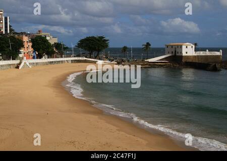 Salvador, Brasilien. Juni 2020. Geschlossener und leerer Strand in Salvador, Bahia. Auf dem Foto, Porto da Barra, mitten in einer Pandemie. Kredit: Mauro Akiin Nassor/FotoArena/Alamy Live Nachrichten Stockfoto