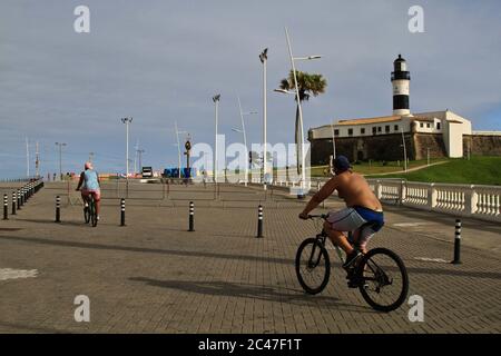 Salvador, Brasilien. Juni 2020. Geschlossener und leerer Strand in Salvador, Bahia. Auf dem Foto, ein Radfahrer vorbei Farol da Barra, mitten in einer Pandemie. Kredit: Mauro Akiin Nassor/FotoArena/Alamy Live Nachrichten Stockfoto