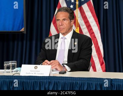 New Yrok, NY - 24. Juni 2020: Gouverneur Andrew Cuomo gibt eine Ankündigung ab und hält Medienbesprechungen im Büro der 3rd Avenue ab Stockfoto