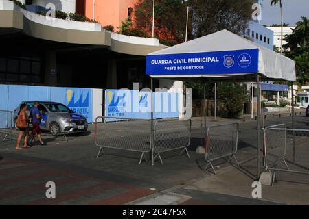 Salvador, Brasilien. Juni 2020. Geschlossener und leerer Strand in Salvador, Bahia. Auf dem Foto, Kontrollbarriere der Stadtgarde, in Porto da Barra, inmitten einer Pandemie. Kredit: Mauro Akiin Nassor/FotoArena/Alamy Live Nachrichten Stockfoto