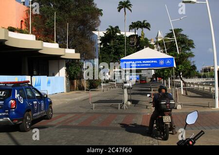 Salvador, Brasilien. Juni 2020. Geschlossener und leerer Strand in Salvador, Bahia. Auf dem Foto, Kontrollbarriere der Stadtgarde, in Porto da Barra, inmitten einer Pandemie. Kredit: Mauro Akiin Nassor/FotoArena/Alamy Live Nachrichten Stockfoto