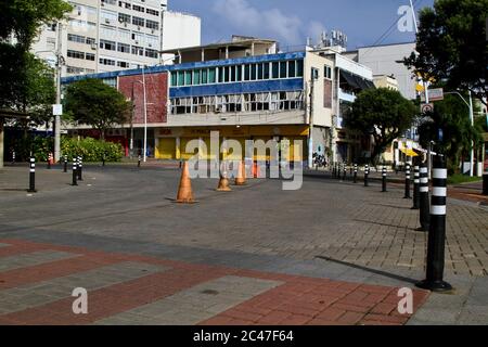 Salvador, Brasilien. Juni 2020. Geschlossener und leerer Strand in Salvador, Bahia. Auf dem Foto, Avenida 7 de Setembro leer, in Porto da Barra. Kredit: Mauro Akiin Nassor/FotoArena/Alamy Live Nachrichten Stockfoto