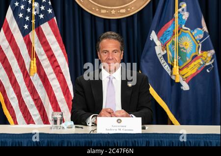 New Yrok, NY - 24. Juni 2020: Gouverneur Andrew Cuomo gibt eine Ankündigung ab und hält Medienbesprechungen im Büro der 3rd Avenue ab Stockfoto