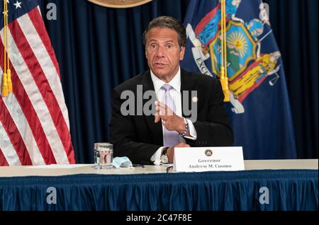 New Yrok, NY - 24. Juni 2020: Gouverneur Andrew Cuomo gibt eine Ankündigung ab und hält Medienbesprechungen im Büro der 3rd Avenue ab Stockfoto
