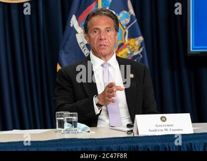 New Yrok, NY - 24. Juni 2020: Gouverneur Andrew Cuomo gibt eine Ankündigung ab und hält Medienbesprechungen im Büro der 3rd Avenue ab Stockfoto