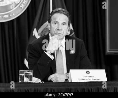 New Yrok, NY - 24. Juni 2020: Gouverneur Andrew Cuomo gibt eine Ankündigung ab und hält Medienbesprechungen im Büro der 3rd Avenue ab Stockfoto