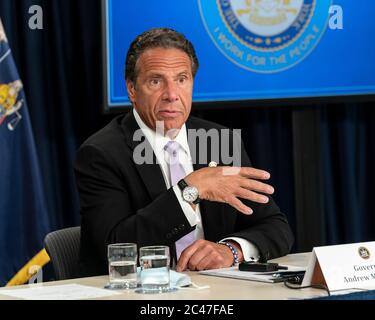 New Yrok, NY - 24. Juni 2020: Gouverneur Andrew Cuomo gibt eine Ankündigung ab und hält Medienbesprechungen im Büro der 3rd Avenue ab Stockfoto