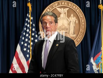 New Yrok, NY - 24. Juni 2020: Gouverneur Andrew Cuomo gibt eine Ankündigung ab und hält Medienbesprechungen im Büro der 3rd Avenue ab Stockfoto