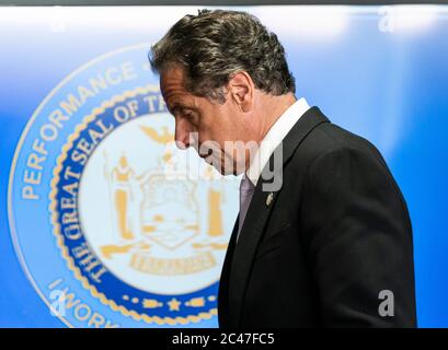 New Yrok, NY - 24. Juni 2020: Gouverneur Andrew Cuomo gibt eine Ankündigung ab und hält Medienbesprechungen im Büro der 3rd Avenue ab Stockfoto