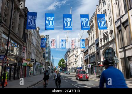 Ein allgemeiner Blick auf die Oxford Street, die berühmteste Einkaufsstraße in Großbritannien und viele renommierte Unternehmen und Marken. Stockfoto