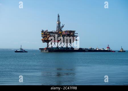 REDCAR, ENGLAND. 24. JUNI - das 17,000 Tonnen schwere Brent Alpha Topside Ölschiff wird auf dem 200 m langen Lastkahn der Eisernen Dame am Südbahnhof in Redcar in die River Tees gebracht, um es auf dem Gelände des britischen Außenhofes Hartlepool, County Durham, abzubauen. (Quelle: Trevor Wilkinson, MI News) Quelle: MI Nachrichten & Sport /Alamy Live News Stockfoto