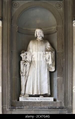 Statue von Lorenzo der herrliche Outdoor die Uffizien Museen in Florenz, Toskana, Italien, touristischer Ort Stockfoto