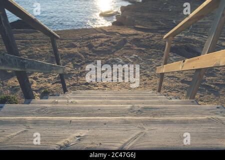 Hohe Winkel Aufnahme von Holztreppen am Meer Stockfoto