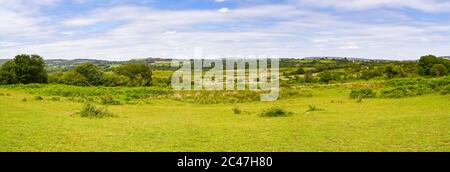 Panoramablick auf offene Felder und Hügel von Llantrisant Common am Stadtrand von Cardiff, Wales Stockfoto