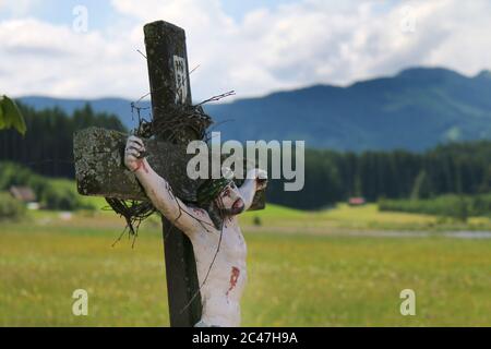 Ein Kruzifix in der Region Nesselwang, Bayern Stockfoto