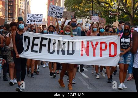 New York, NY, 23. Juni 2020. Aktivisten mit Stimmen mit Community-Aktivisten & -Führern (VOCAL NY) Und Verbündete führen vor einer Budgetfrist vom 1. Juli eine Besetzung im Rathaus durch, um Druck auf den Bürgermeister und den Stadtrat auszuüben, die NYPD von mindestens einer Milliarde Dollar aus ihrem jährlichen Budget von 6 Milliarden Dollar zu definanzieren, um in Wohnungen, Gesundheitsversorgung, Bildung und soziale Dienstleistungen zu investieren. Stockfoto