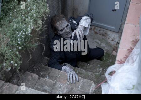 Zombie auf einer Treppe Stockfoto
