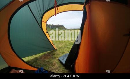 Blick vom Zelt auf isländischem Campingplatz Stockfoto