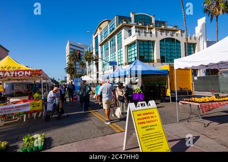 Shopper auf dem Farmers Market auf der Third Street Promenade, "Santa Monica" California Vereinigte Staaten von Amerika Stockfoto