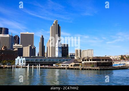 Skyline der „San Francisco“-Wolkenkratzer am Fähranleger des Hafens von San Francisco. Kalifornien, Vereinigte Staaten von Amerika. Stockfoto