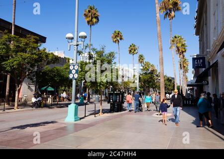 Menschenmassen auf der Third Street Promenade, "Santa Monica" California Vereinigte Staaten von Amerika Stockfoto