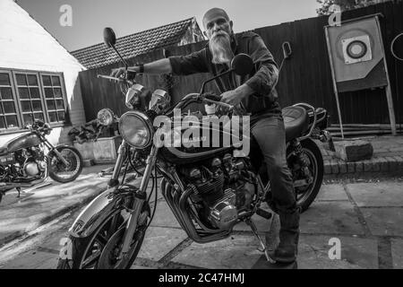 Klassischer Kawasakis und ein Biker-Archetyp Stockfoto