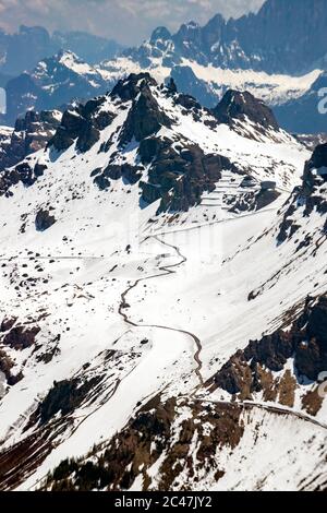 Blick auf die Dolimiten von der Seilbahn Funivia-Seilbahn Sass Pordoi und Aussichtsplattform, Dolomiten, Canazei, Trentino, Italien Stockfoto