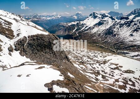 Blick auf die Dolimiten von der Seilbahn Funivia-Seilbahn Sass Pordoi und Aussichtsplattform, Dolomiten, Canazei, Trentino, Italien Stockfoto