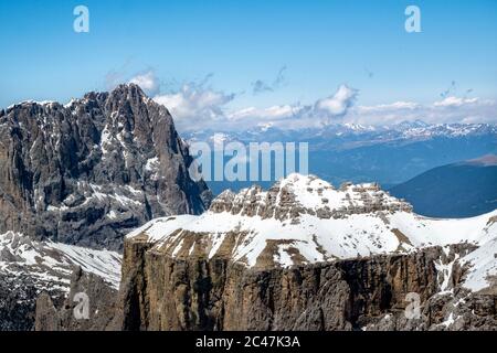 Blick auf die Dolimiten von der Seilbahn Funivia-Seilbahn Sass Pordoi und Aussichtsplattform, Dolomiten, Canazei, Trentino, Italien Stockfoto