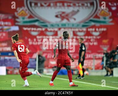 Harvey Elliott aus Liverpool ersetzt Liverpools Sadio Mane (rechts) während des Premier League-Spiels in Anfield, Liverpool. Stockfoto