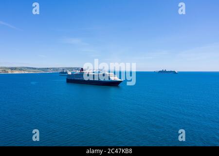 Kreuzfahrtschiffe in Weymouth Bay Dorset Pandemie Stockfoto