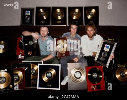 Genesis erhält Gold Discs im Backstage-Bereich des NEC Birmingham 26. Februar 1984. Von links Phil Collins, Tony Banks, Mike Rutherford. Stockfoto