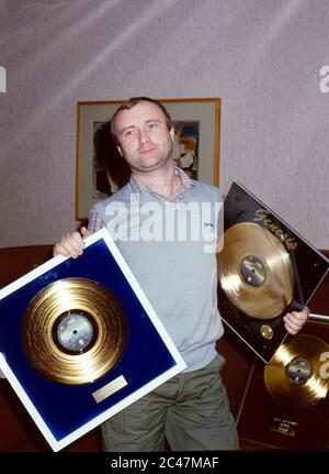 Genesis erhält Gold Discs im Backstage-Bereich des NEC Birmingham 26. Februar 1984. Phil Collins Stockfoto