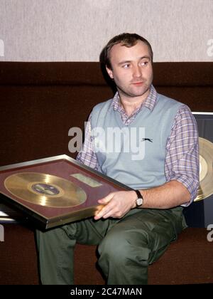 Genesis erhält Gold Discs im Backstage-Bereich des NEC Birmingham 26. Februar 1984. Phil Collins Stockfoto