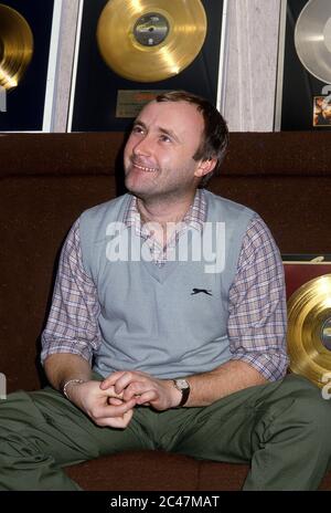 Genesis erhält Gold Discs im Backstage-Bereich des NEC Birmingham 26. Februar 1984. Phil Collins Stockfoto