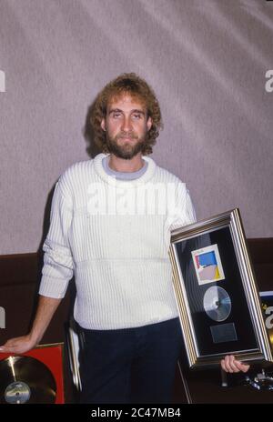 Genesis erhält Gold Discs im Backstage-Bereich des NEC Birmingham 26. Februar 1984. Mike Rutherford Stockfoto