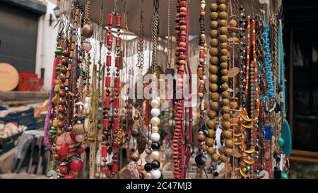 Ankara, Türkei - 9. Januar 2020: Ketten auf den alten Straßen der türkischen Hauptstadt Ankara. Stockfoto